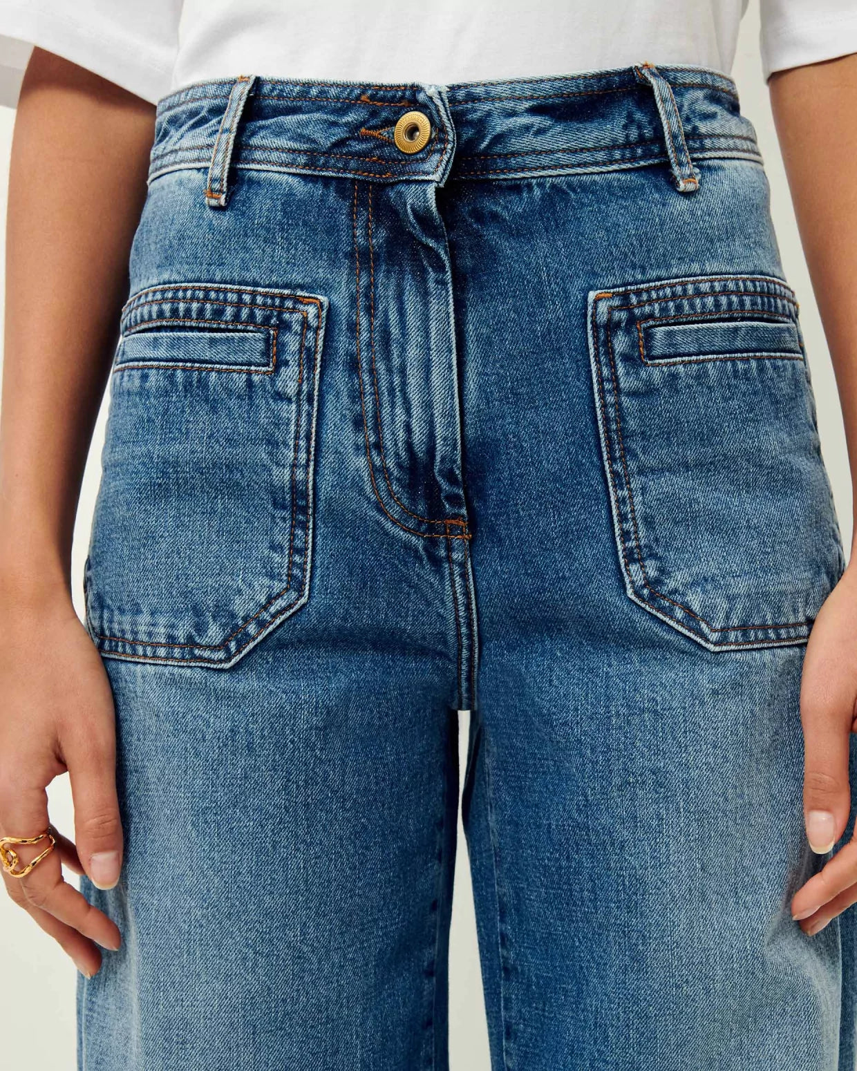 Niebieskie jeansy z wysokim stanem w stylu vintage Johnny O Vintage Blue Sessun. Posiadają długą, luźną nogawkę, która lekko rozszerza się u dołu. Wysoki stan przylega w biodrach co podkreśla sylwetkę