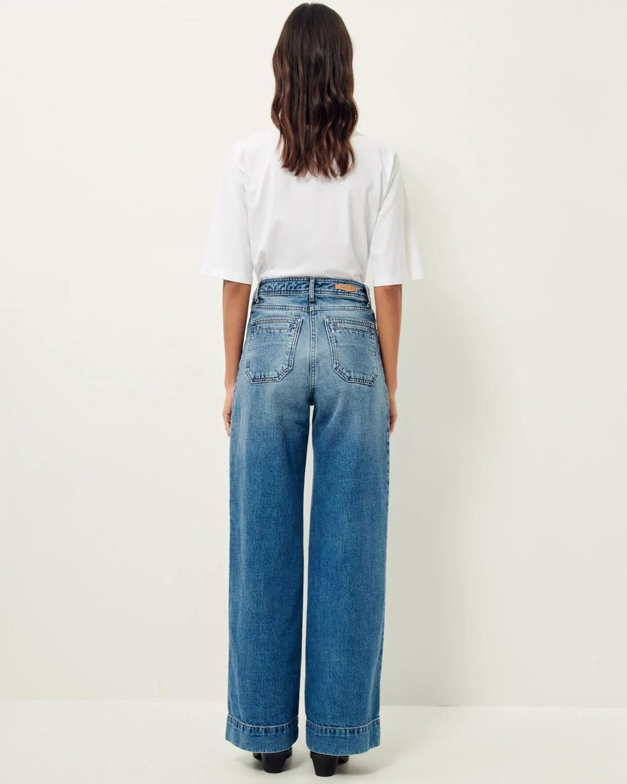 Niebieskie jeansy z wysokim stanem w stylu vintage Johnny O Vintage Blue Sessun. Posiadają długą, luźną nogawkę, która lekko rozszerza się u dołu. Wysoki stan przylega w biodrach co podkreśla sylwetkę