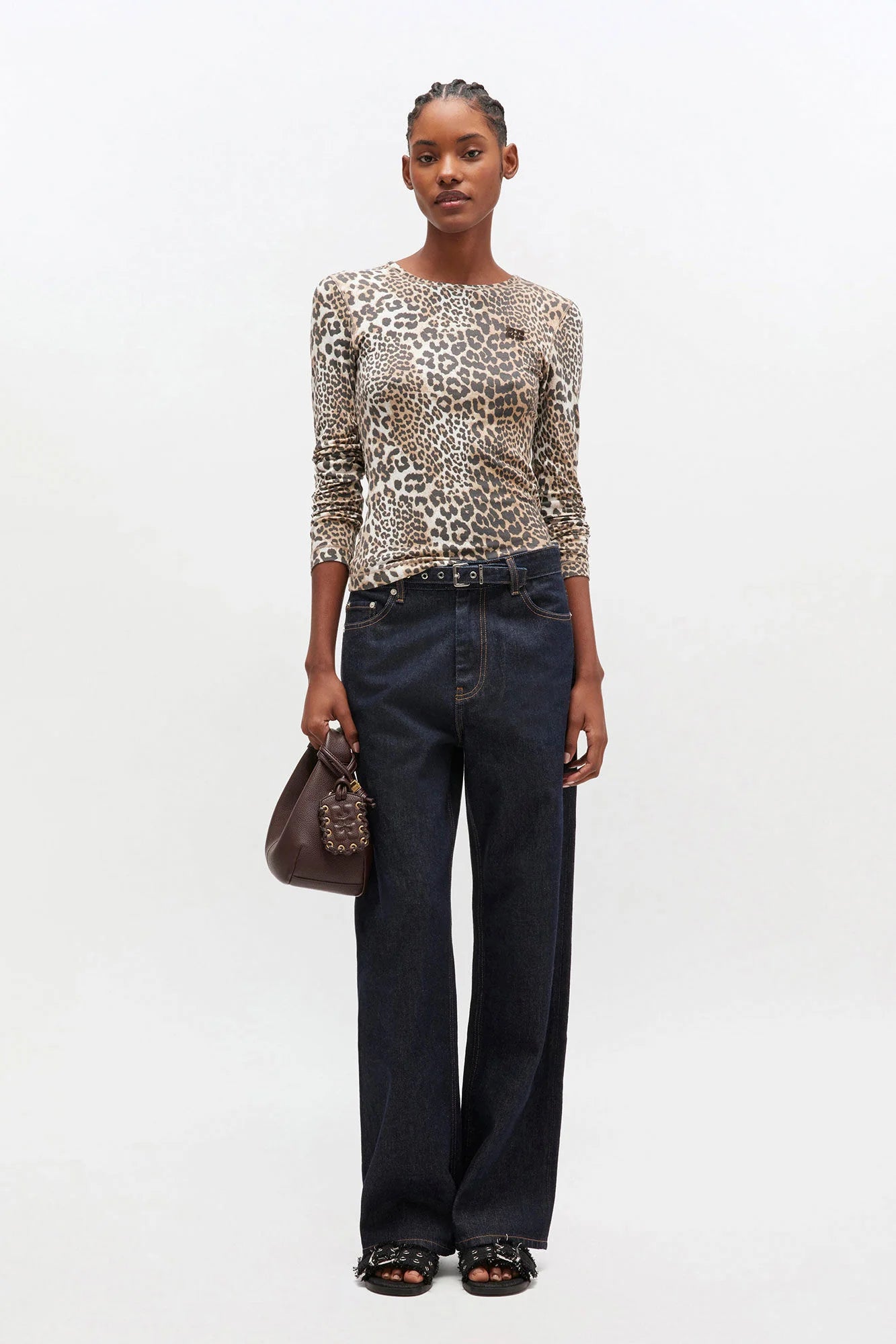 Klasyczny, dopasowany longsleeve Soft Cotton Rib Print Leopard marki GANNI w wyrazisty print w panterkę. Ma okrągły dekolt i długie, dopasowane rękawy. Na lewej piersi posiada subtelne logo marki. Wykonany z miękkiej tkaniny z bawełny organicznej i elastanu.

-Dopasowany krój

-Panterkowy print

-Zamów longsleeve w swoim standardowym rozmiarze