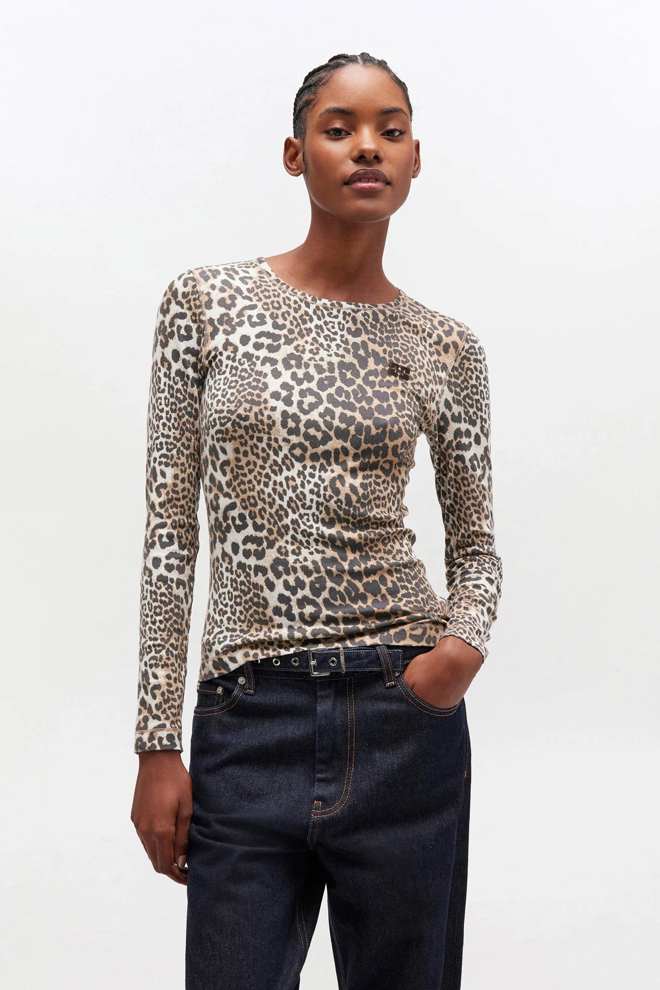 Klasyczny, dopasowany longsleeve Soft Cotton Rib Print Leopard marki GANNI w wyrazisty print w panterkę. Ma okrągły dekolt i długie, dopasowane rękawy. Na lewej piersi posiada subtelne logo marki. Wykonany z miękkiej tkaniny z bawełny organicznej i elastanu.

-Dopasowany krój

-Panterkowy print

-Zamów longsleeve w swoim standardowym rozmiarze