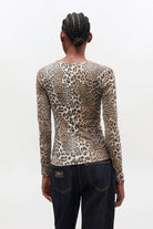 Klasyczny, dopasowany longsleeve Soft Cotton Rib Print Leopard marki GANNI w wyrazisty print w panterkę. Ma okrągły dekolt i długie, dopasowane rękawy. Na lewej piersi posiada subtelne logo marki. Wykonany z miękkiej tkaniny z bawełny organicznej i elastanu.

-Dopasowany krój

-Panterkowy print

-Zamów longsleeve w swoim standardowym rozmiarze