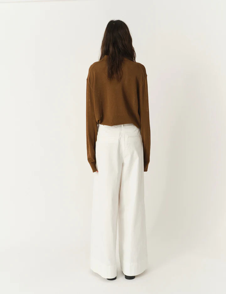 Luźna bluzka polo z kołnierzykiem Madison The Garment. Przy dekolcie zapinana na guziki. Bluzka ma luźny fason i prosty krój. Wykonana z cienkiej dzianiny z drobnym, ażurowym wzorem