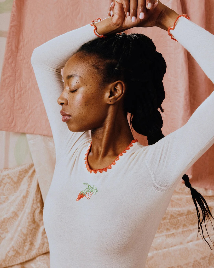 Koszulka z długim rękawem Andrea Buttercream Helmstedt w kolorze kremowo- masełkowym z przodu posiada charakterystyczny dla marki haft truskawkowy. 