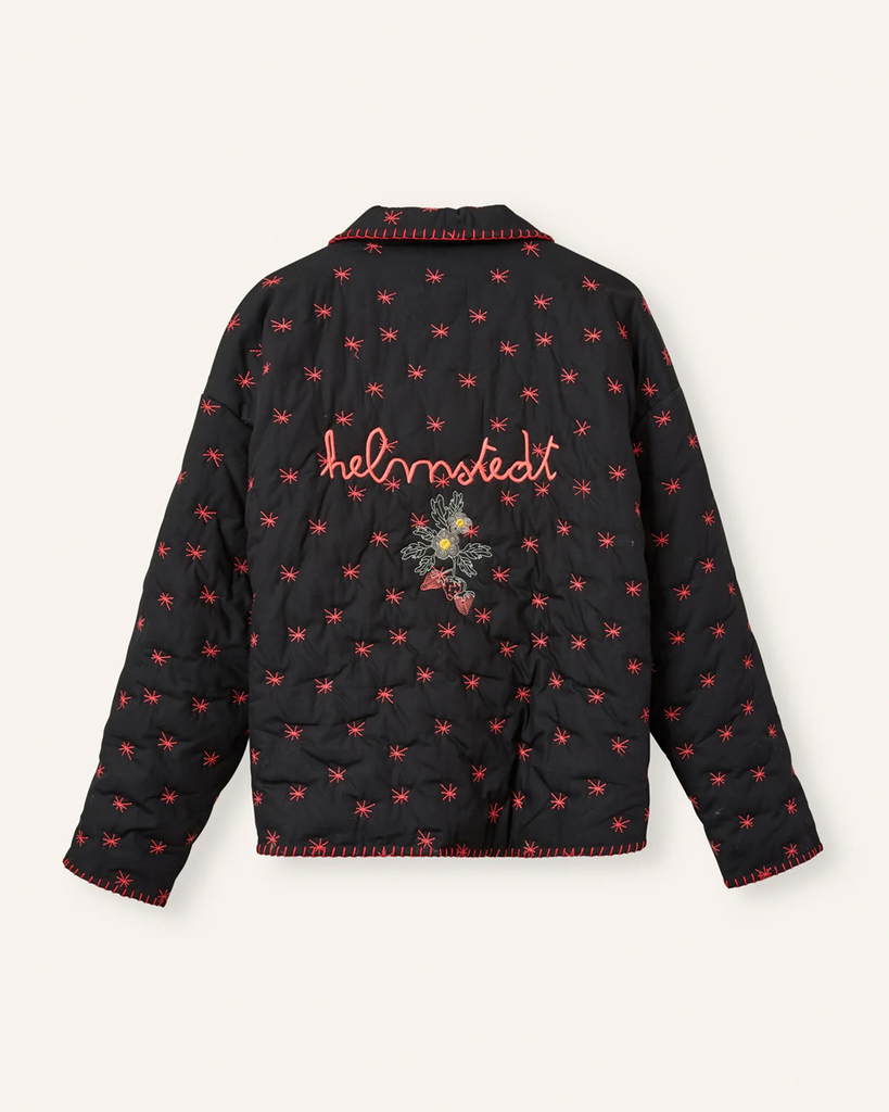 Kurtka HELMSTEDT Ava Jacket w kolorze Black Beauty ozdobiona jest charakterystycznym dla marki haftem w kwiaty i truskawki. Dopasowane czarne zapięcie na guziki i ręcznie haftowane detale wzdłuż krawędzi sprawiają, że kurtka stanowi połączenie stylu i funkcjonalności. 