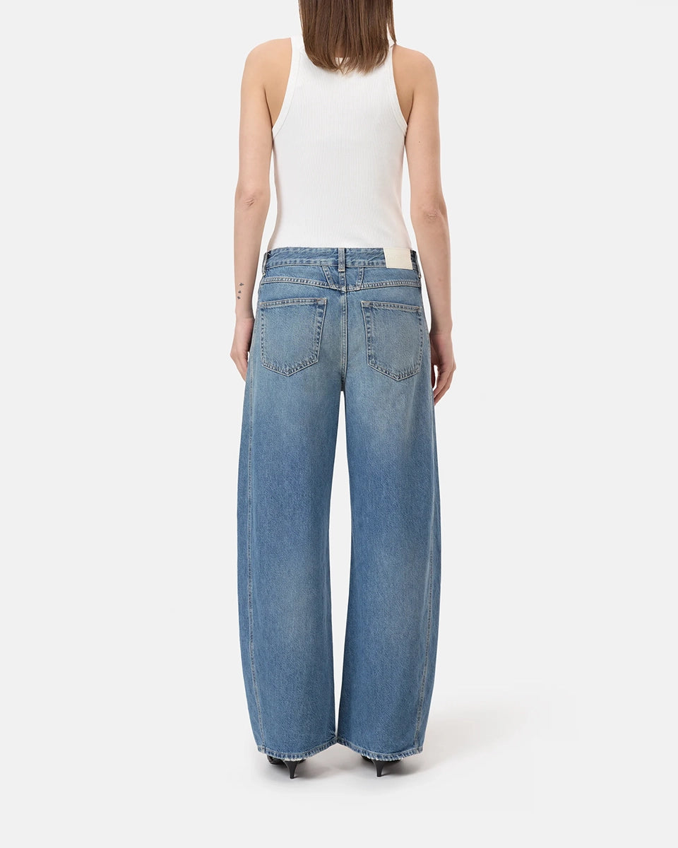Luźne jeansy Tori-X CLOSED ze średnim stanem o kroju barrel z szeroką, długą nogawką. Wykonane z miękkiego, bawełnianego denimu z wytarciami. Z przodu posiadają charakterystyczne dla marki, skośne kieszenie i niewielką naszywkę z logo.