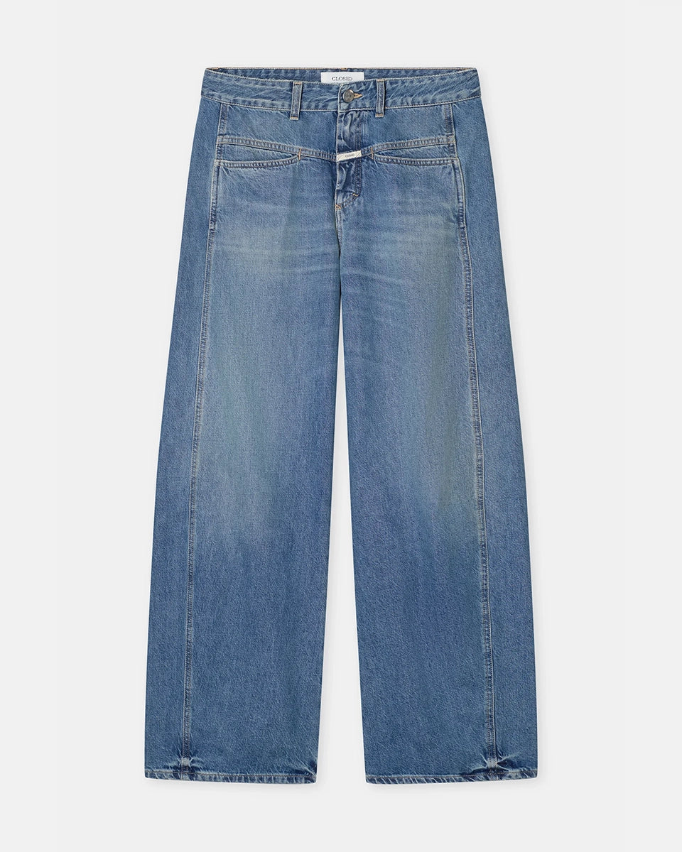 Luźne jeansy Tori-X CLOSED ze średnim stanem o kroju barrel z szeroką, długą nogawką. Wykonane z miękkiego, bawełnianego denimu z wytarciami. Z przodu posiadają charakterystyczne dla marki, skośne kieszenie i niewielką naszywkę z logo.