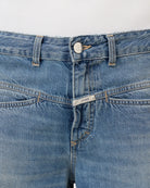 Luźne jeansy Tori-X CLOSED ze średnim stanem o kroju barrel z szeroką, długą nogawką. Wykonane z miękkiego, bawełnianego denimu z wytarciami. Z przodu posiadają charakterystyczne dla marki, skośne kieszenie i niewielką naszywkę z logo.