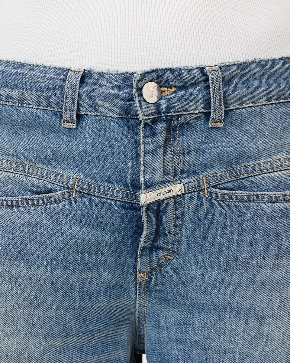 Luźne jeansy Tori-X CLOSED ze średnim stanem o kroju barrel z szeroką, długą nogawką. Wykonane z miękkiego, bawełnianego denimu z wytarciami. Z przodu posiadają charakterystyczne dla marki, skośne kieszenie i niewielką naszywkę z logo.