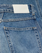 Luźne jeansy Tori-X CLOSED ze średnim stanem o kroju barrel z szeroką, długą nogawką. Wykonane z miękkiego, bawełnianego denimu z wytarciami. Z przodu posiadają charakterystyczne dla marki, skośne kieszenie i niewielką naszywkę z logo.