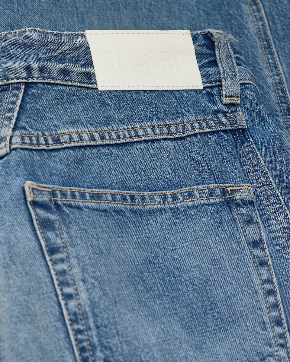 Luźne jeansy Tori-X CLOSED ze średnim stanem o kroju barrel z szeroką, długą nogawką. Wykonane z miękkiego, bawełnianego denimu z wytarciami. Z przodu posiadają charakterystyczne dla marki, skośne kieszenie i niewielką naszywkę z logo.