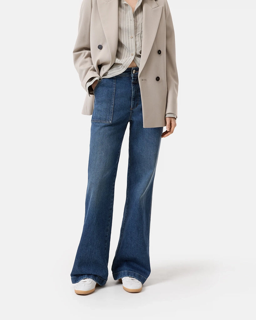 Granatowe, lekko wycierane jeansy Aria marki CLOSED z wysokim stanem i rozszerzaną u dołu nogawką. Przylegające na biodrach i udach. Spodnie mają dwie przednie kieszenie inspirowane roboczym stylem i dwie, tylne.