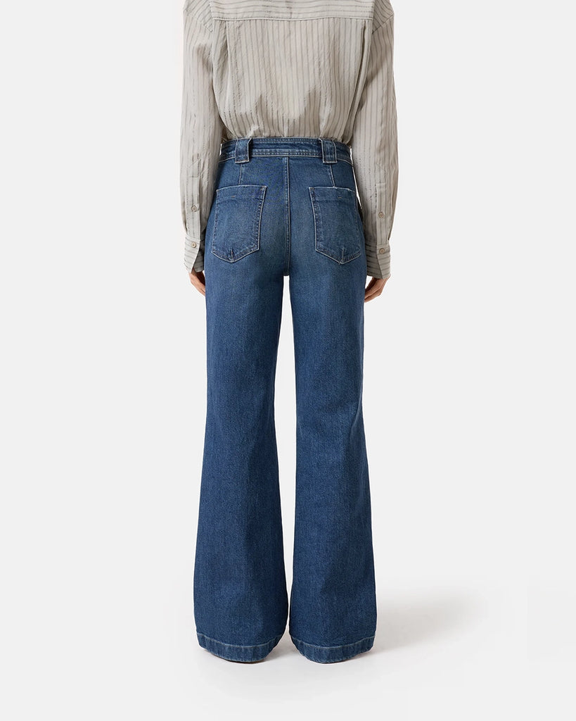 Granatowe, lekko wycierane jeansy Aria marki CLOSED z wysokim stanem i rozszerzaną u dołu nogawką. Przylegające na biodrach i udach. Spodnie mają dwie przednie kieszenie inspirowane roboczym stylem i dwie, tylne.