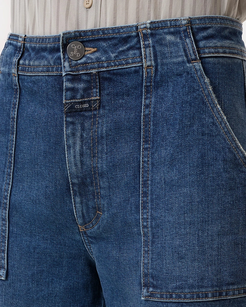 Granatowe, lekko wycierane jeansy Aria marki CLOSED z wysokim stanem i rozszerzaną u dołu nogawką. Przylegające na biodrach i udach. Spodnie mają dwie przednie kieszenie inspirowane roboczym stylem i dwie, tylne.