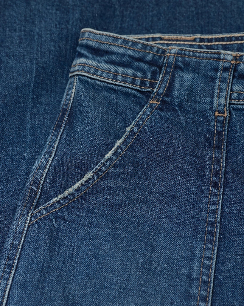 Granatowe, lekko wycierane jeansy Aria marki CLOSED z wysokim stanem i rozszerzaną u dołu nogawką. Przylegające na biodrach i udach. Spodnie mają dwie przednie kieszenie inspirowane roboczym stylem i dwie, tylne.