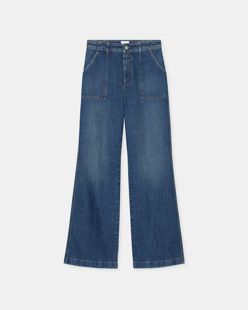 Granatowe, lekko wycierane jeansy Aria marki CLOSED z wysokim stanem i rozszerzaną u dołu nogawką. Przylegające na biodrach i udach. Spodnie mają dwie przednie kieszenie inspirowane roboczym stylem i dwie, tylne.