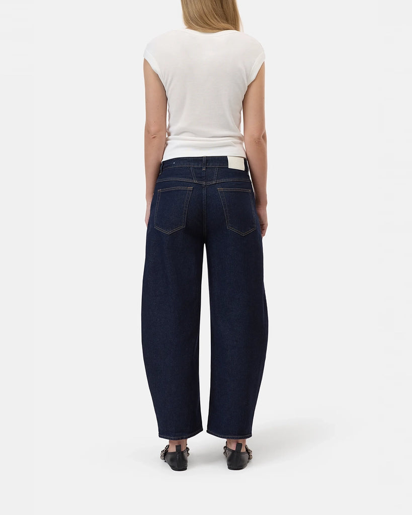 Granatowe jeansy barrel Jazzie CLOSED z szeroką, balonową nogawką. Posiadają średni stan i nogawkę o długości do kostek. Zapinane na guzik i zamek błyskawiczny.