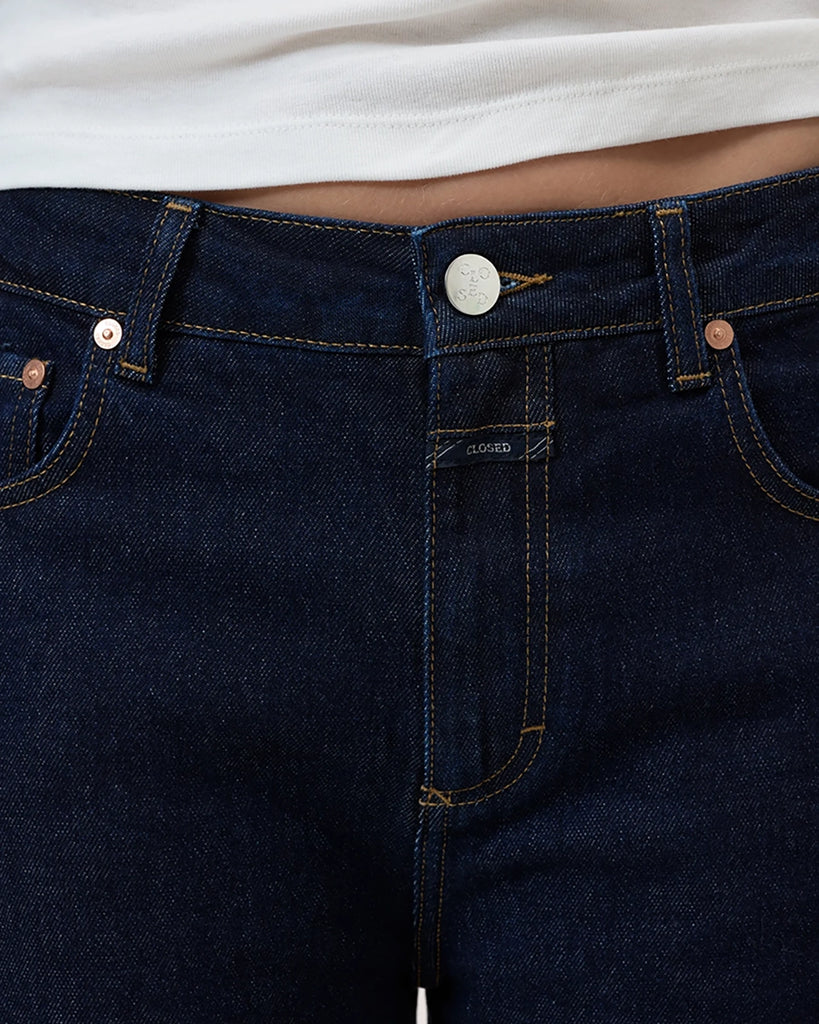 Granatowe jeansy barrel Jazzie CLOSED z szeroką, balonową nogawką. Posiadają średni stan i nogawkę o długości do kostek. Zapinane na guzik i zamek błyskawiczny.