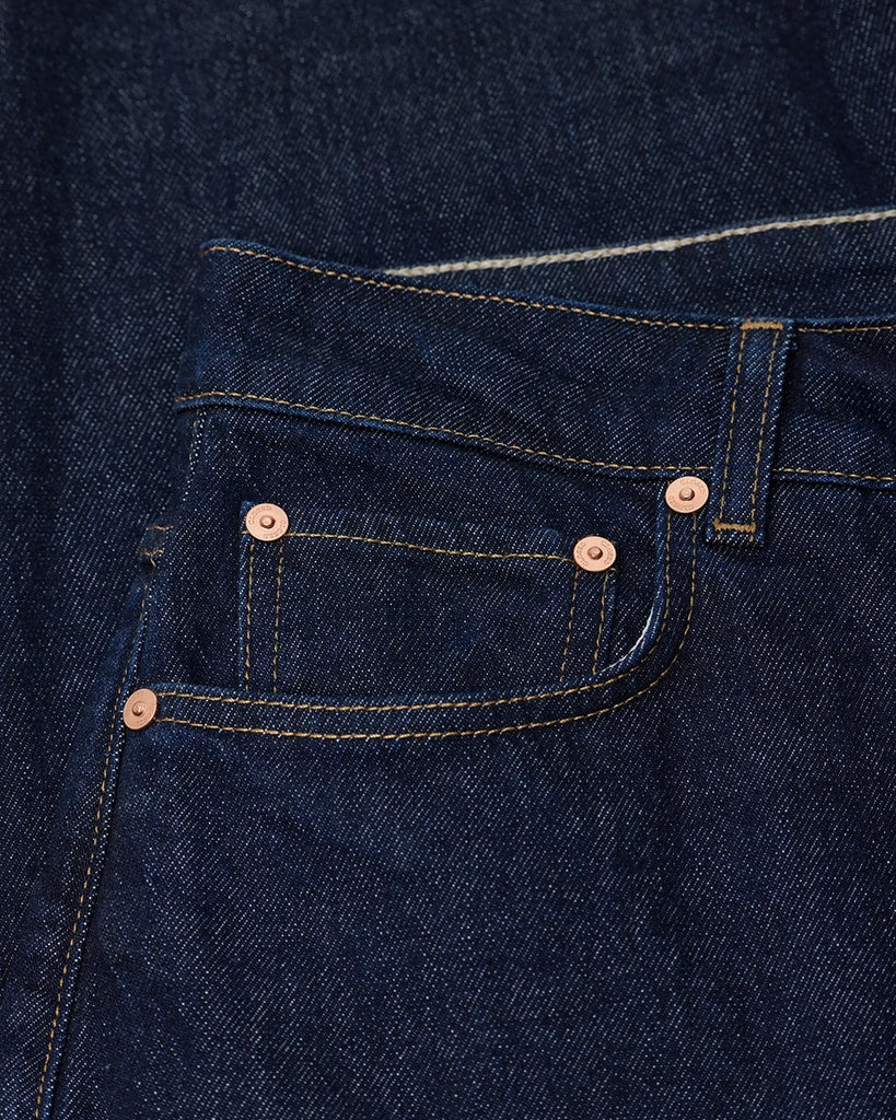 Granatowe jeansy barrel Jazzie CLOSED z szeroką, balonową nogawką. Posiadają średni stan i nogawkę o długości do kostek. Zapinane na guzik i zamek błyskawiczny.