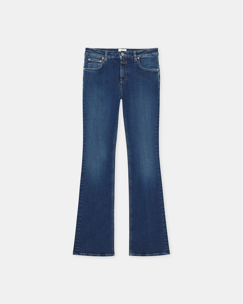 Granatowe jeansy Jovanna CLOSED z niskim stanem i rozszerzaną u dołu nogawką. Przylegające w biodrach i udach. Wykonane z włoskiego denimu ze streczem. Jeansy wykonane zostały ze sztywnego, bawełnianego jeansu z domieszką elastanu.