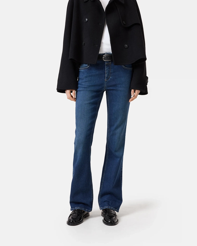 Granatowe jeansy Jovanna CLOSED z niskim stanem i rozszerzaną u dołu nogawką. Przylegające w biodrach i udach. Wykonane z włoskiego denimu ze streczem. Jeansy wykonane zostały ze sztywnego, bawełnianego jeansu z domieszką elastanu.