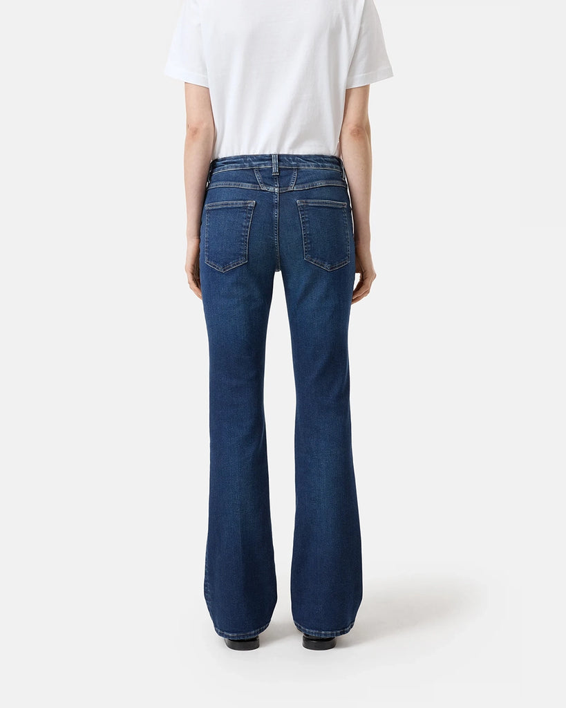 Granatowe jeansy Jovanna CLOSED z niskim stanem i rozszerzaną u dołu nogawką. Przylegające w biodrach i udach. Wykonane z włoskiego denimu ze streczem. Jeansy wykonane zostały ze sztywnego, bawełnianego jeansu z domieszką elastanu.