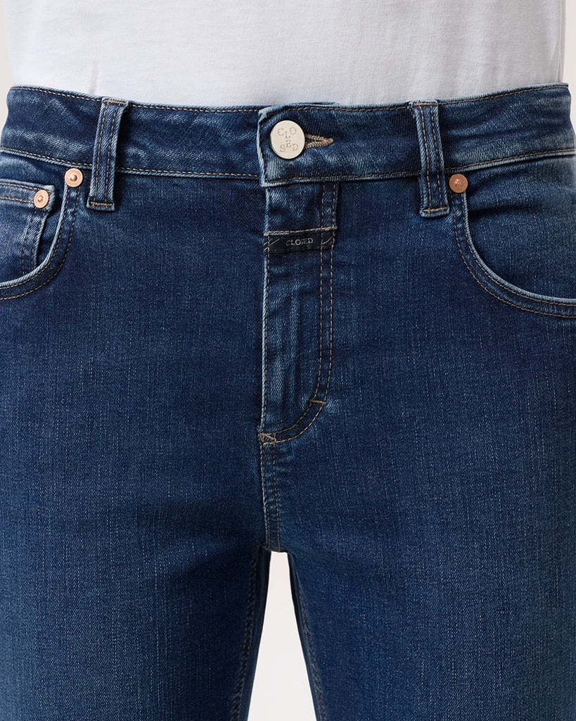 Granatowe jeansy Jovanna CLOSED z niskim stanem i rozszerzaną u dołu nogawką. Przylegające w biodrach i udach. Wykonane z włoskiego denimu ze streczem. Jeansy wykonane zostały ze sztywnego, bawełnianego jeansu z domieszką elastanu.