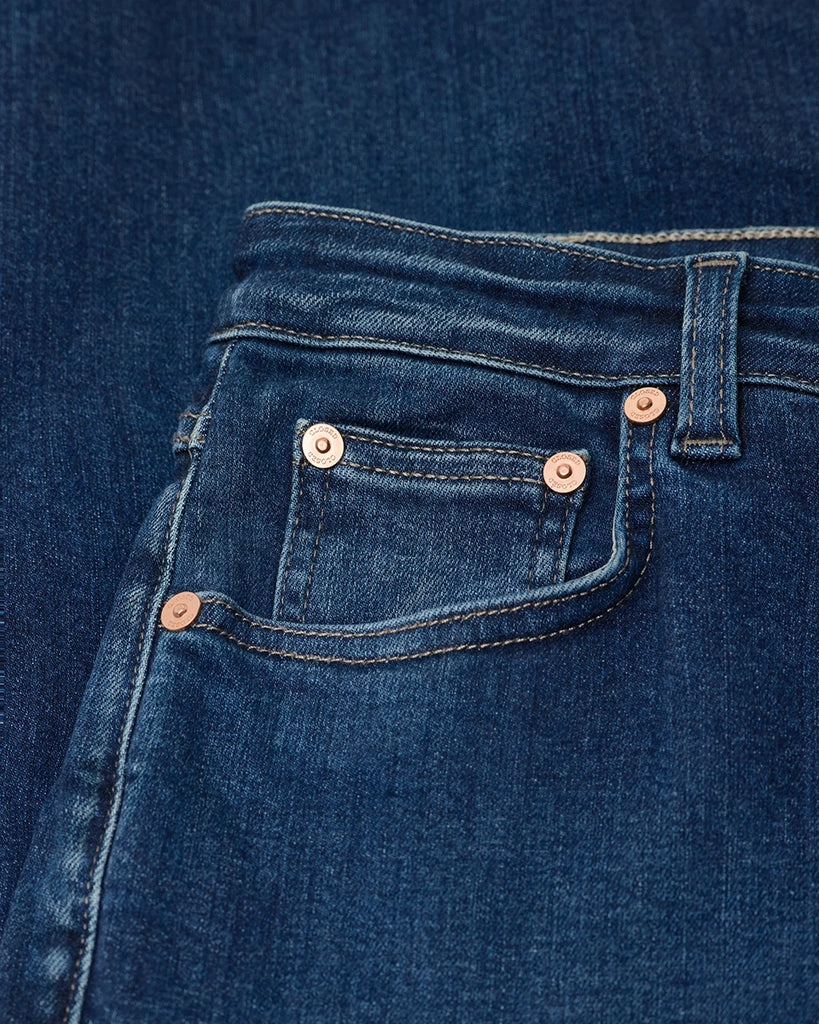 Granatowe jeansy Jovanna CLOSED z niskim stanem i rozszerzaną u dołu nogawką. Przylegające w biodrach i udach. Wykonane z włoskiego denimu ze streczem. Jeansy wykonane zostały ze sztywnego, bawełnianego jeansu z domieszką elastanu.