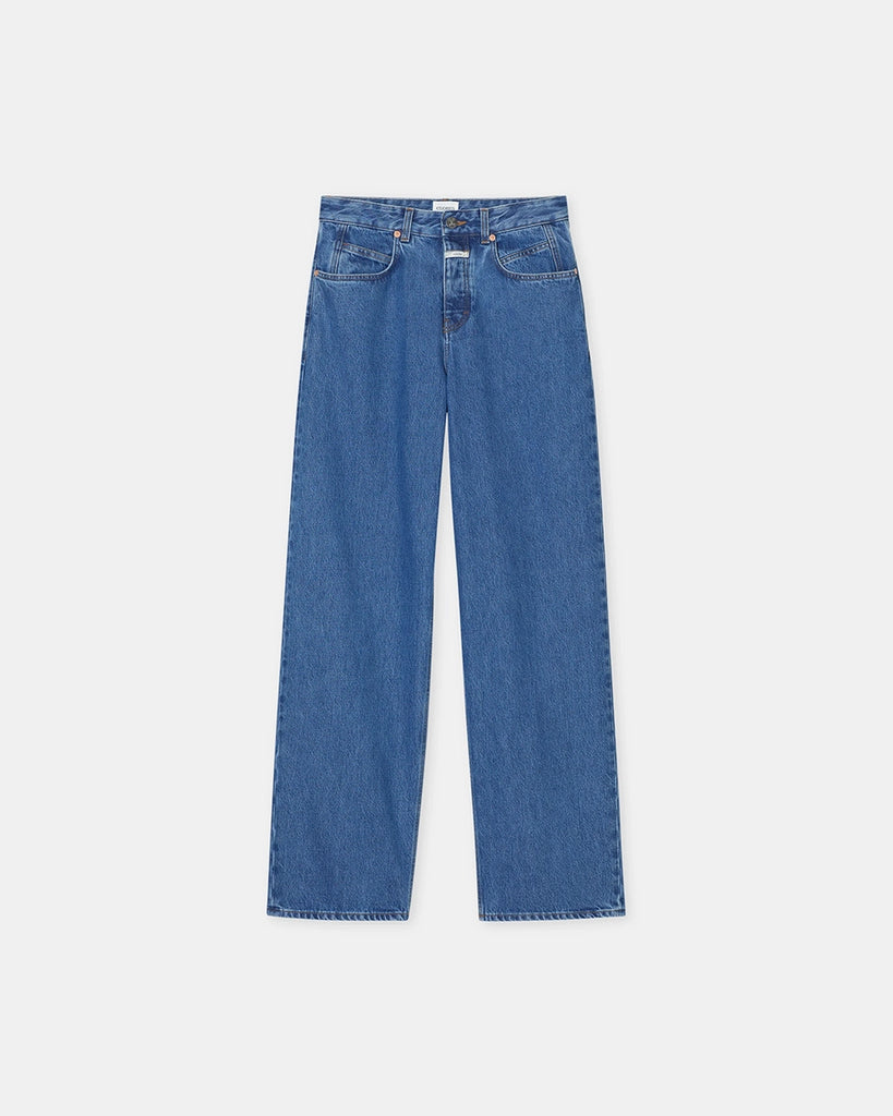 Granatowe jeansy Nikka CLOSED ze średnim stanem i luźną, długą luźną, prostą nogawką. Przylegające w biodrach. Posiadają pięć kieszeni. Przy rozporku mają niewielką, charakterystyczną naszywkę z logo marki