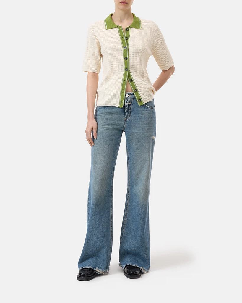 Luźna, dzianinowa bluzka Polo CLOSED z krótkim rękawem o długości do łokcia. Posiada kontrastowy kołnierzyk i obszycie przy zapięciu na guziki. Bluzka ma prosty krój.