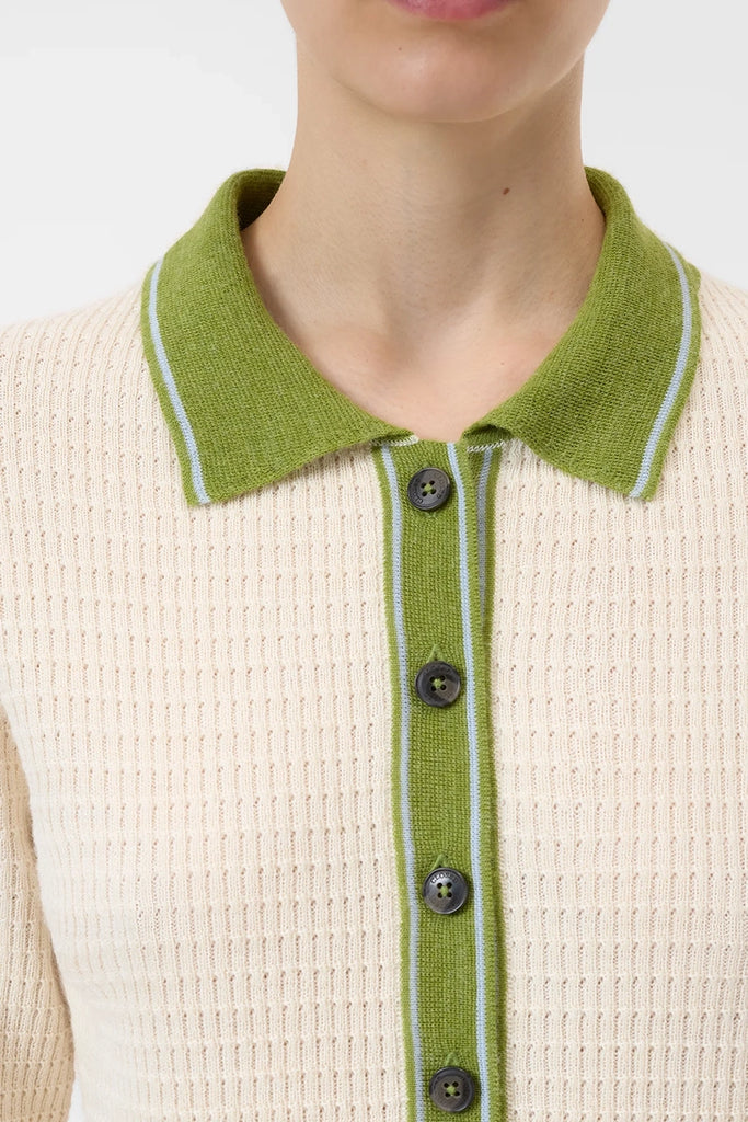 Luźna, dzianinowa bluzka Polo CLOSED z krótkim rękawem o długości do łokcia. Posiada kontrastowy kołnierzyk i obszycie przy zapięciu na guziki. Bluzka ma prosty krój.