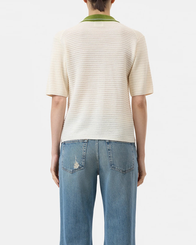 Luźna, dzianinowa bluzka Polo CLOSED z krótkim rękawem o długości do łokcia. Posiada kontrastowy kołnierzyk i obszycie przy zapięciu na guziki. Bluzka ma prosty krój.