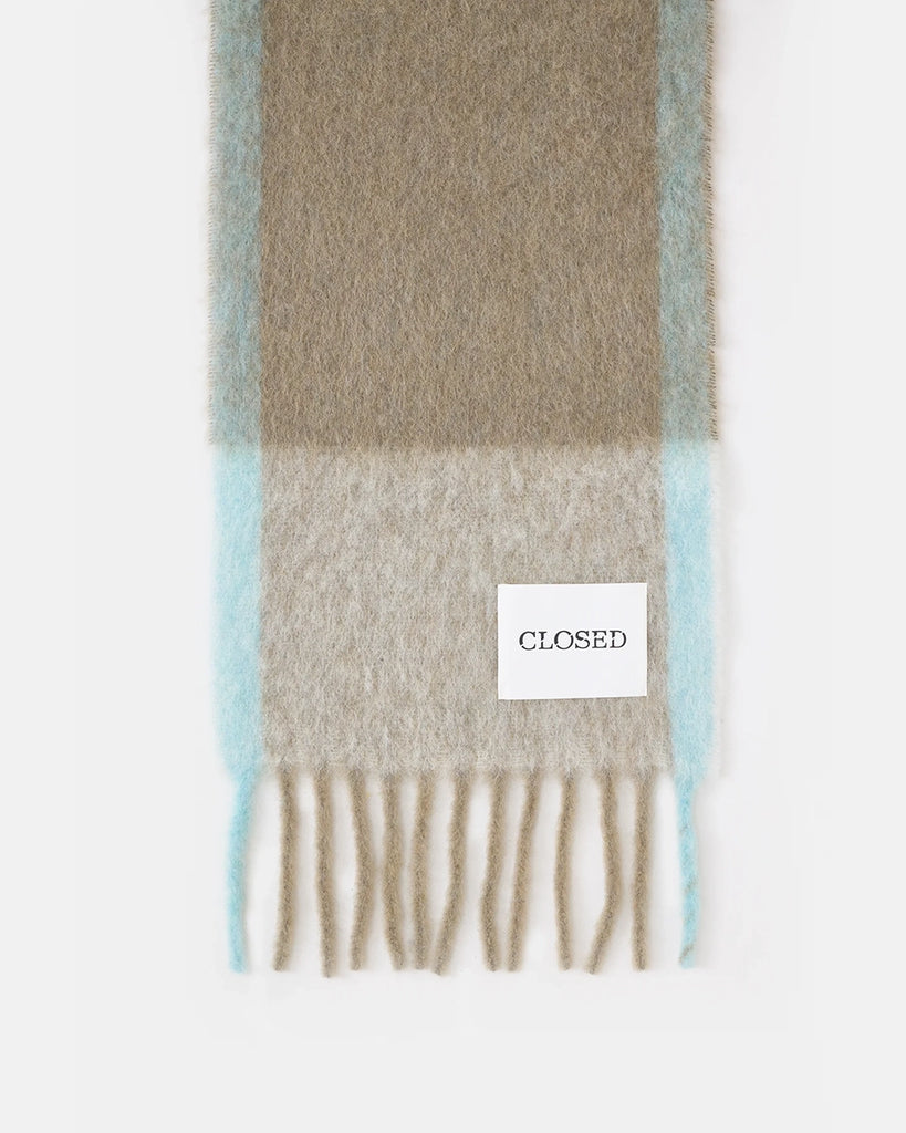 Ciepły, duży szalik w kratę CLOSED z frędzlami. Posiada dużą naszywkę z logo marki. Wykonany z miękkiej dzianiny z alpaką.