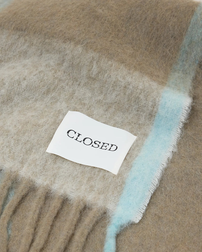 Ciepły, duży szalik w kratę CLOSED z frędzlami. Posiada dużą naszywkę z logo marki. Wykonany z miękkiej dzianiny z alpaką.