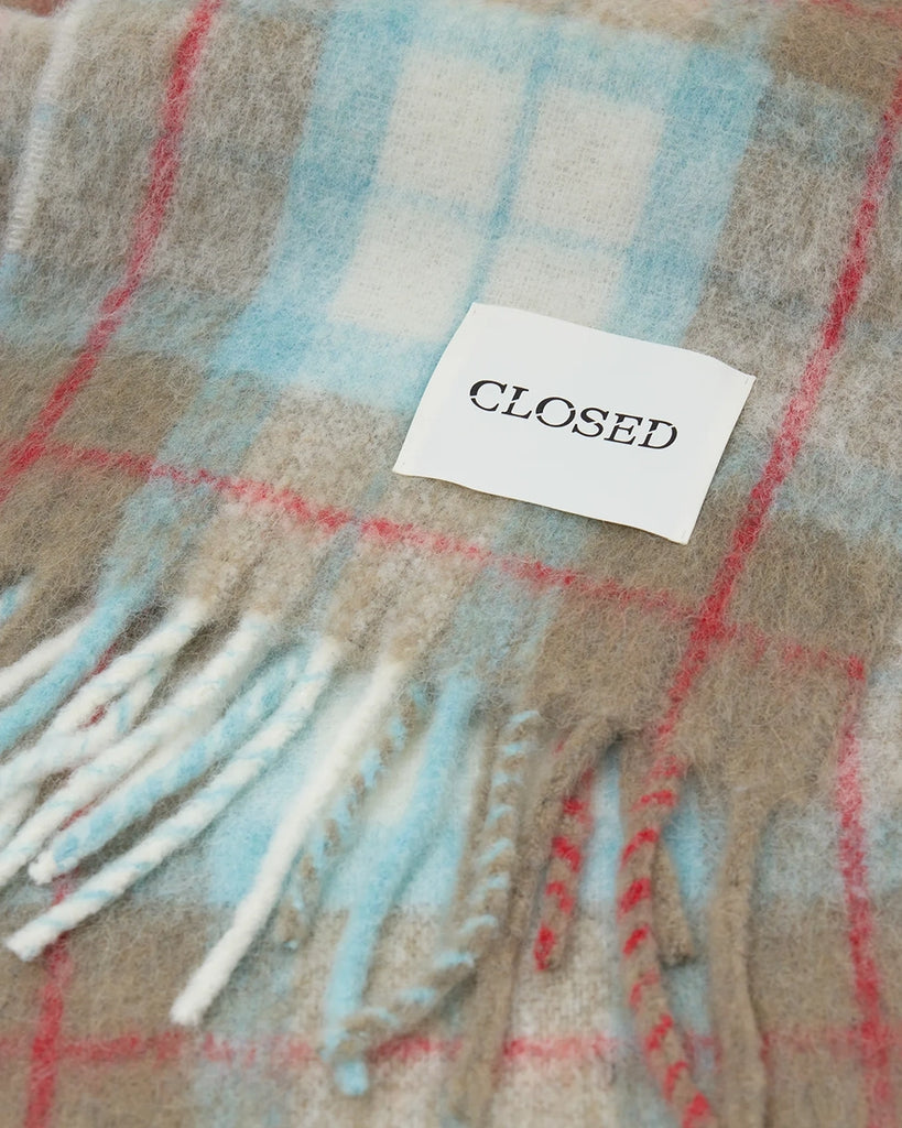 Ciepły, duży szalik w kratę CLOSED z frędzlami. Posiada dużą naszywkę z logo marki. Wykonany z miękkiej dzianiny z alpaką. 