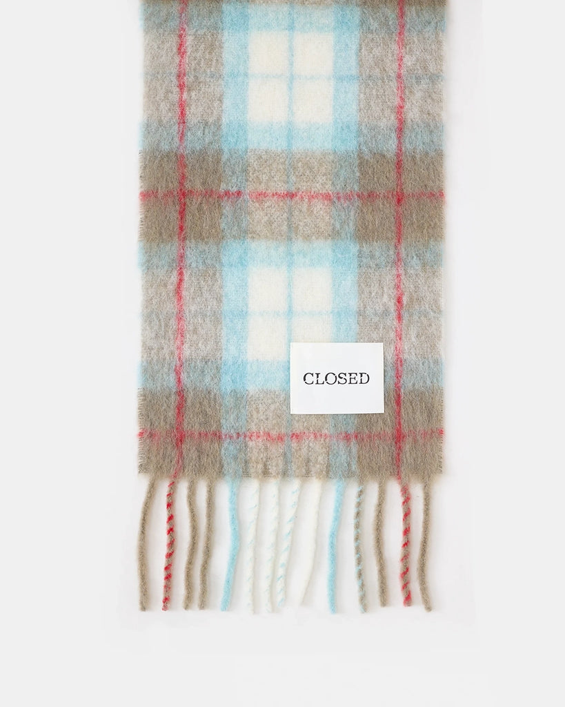 Ciepły, duży szalik w kratę CLOSED z frędzlami. Posiada dużą naszywkę z logo marki. Wykonany z miękkiej dzianiny z alpaką. 