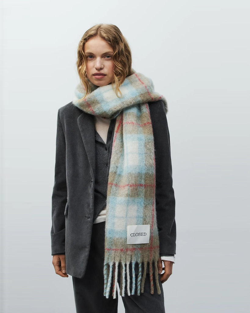 Ciepły, duży szalik w kratę CLOSED z frędzlami. Posiada dużą naszywkę z logo marki. Wykonany z miękkiej dzianiny z alpaką. 