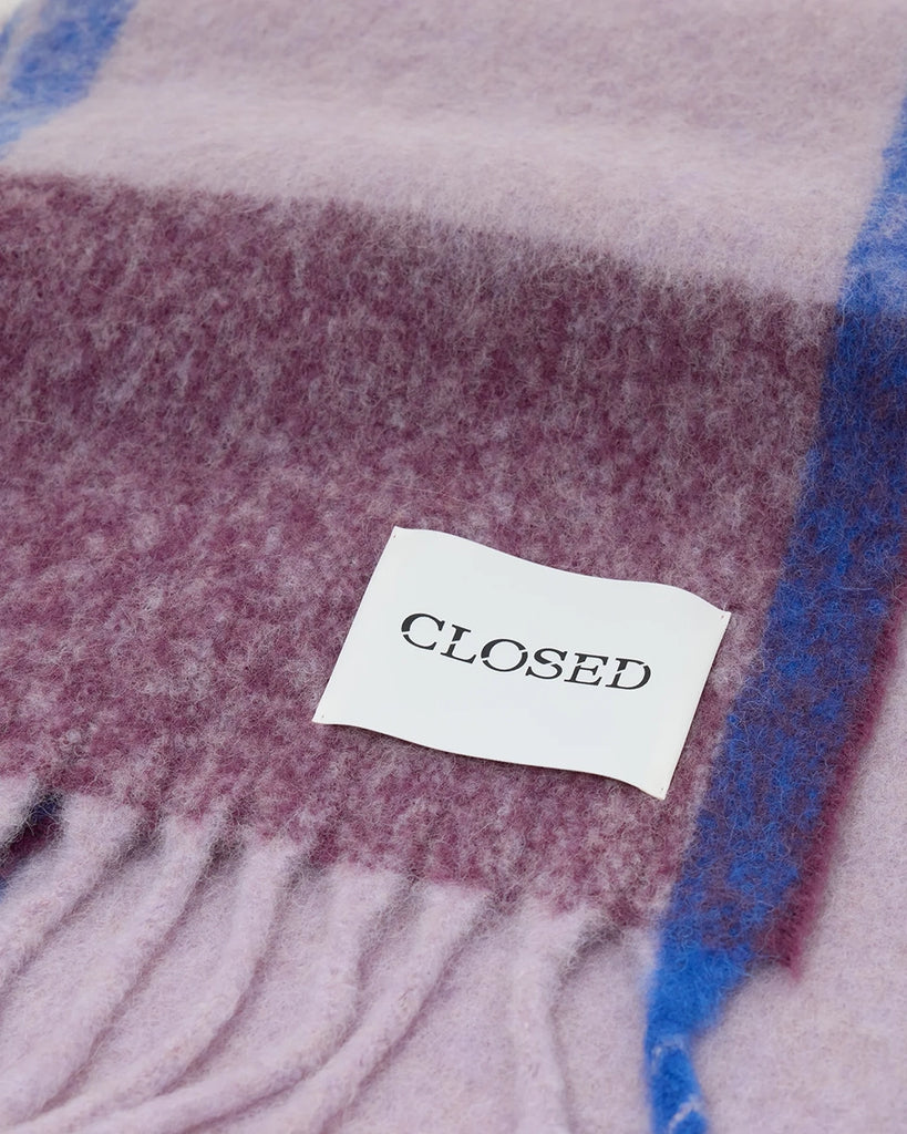 Ciepły, duży szalik w kratę CLOSED z frędzlami. Posiada dużą naszywkę z logo marki. Wykonany z miękkiej dzianiny z alpaką.
