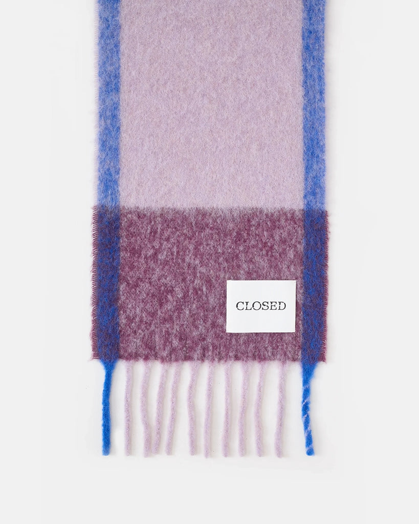 Ciepły, duży szalik w kratę CLOSED z frędzlami. Posiada dużą naszywkę z logo marki. Wykonany z miękkiej dzianiny z alpaką.