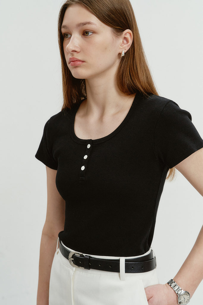 Czarny, przylegający t-shirt z krótkim rękawem i guzikami przy okrągłym dekolcie Classic Scoop Neck Top Dunst