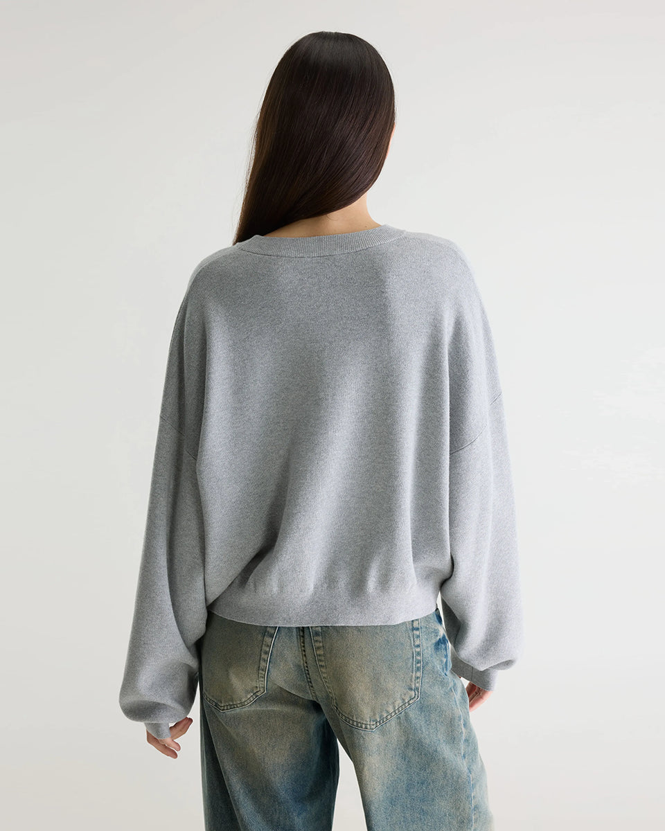 Luźny sweter Angum Grey marki BELLEROSE z okrągłym dekoltem, obniżonymi ramionami i długimi rękawami w kolorze melanżowej szarości. Zakończony ściągaczami. Wykonany z miękkiej tkaniny z bawełny.&nbsp;

-Luźny fason

-Obniżona linia ramion

-Zamów w swoim standardowym rozmiarze
