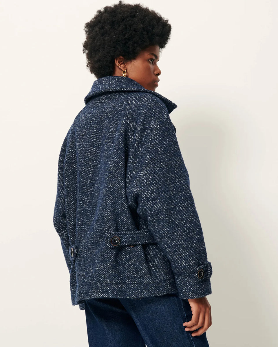 Luźny płaszcz wełniany typu bluza Lee Valley Denimwool marki Sessun wykonany z miękkiej, trójkolorowej tkaniny o splocie koszykowym, z efektem melanżowym. Posiada wysoki kołnierz, kieszenie oraz długie, raglanowe rękawy. Zapinany jest na duże guziki.