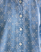 Luźna, jeansowa bluzka Pinda Denim marki BELLEROSE w kolorze spranego błękitu z okrągłym dekoltem i długimi rękawami z marszczonymi mankietami. Zapinana z przodu na guziki. Zdobiona haftowanymi, kwiatowymi detalami. Wykonana z bawełny.&nbsp;

-Luźny krój

-Długie rękawy z marszczonymi mankietami

-Biały haft kwiatowy&nbsp;