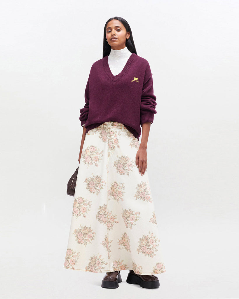 Luźny, burgundowy sweter 2590 Burgundy marki GANNI z dekoltem w serek i długimi rękawami. Wykończony ściągaczami. Z lewej strony, na piersi posiada niewielkie, haftowane logo marki. Wykonany z dzianiny z wełną. Zestaw go z ulubioną spódnicą lub klasycznymi jeansami.