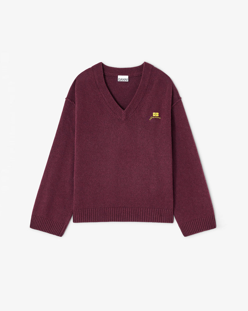 Luźny, burgundowy sweter 2590 Burgundy marki GANNI z dekoltem w serek i długimi rękawami. Wykończony ściągaczami. Z lewej strony, na piersi posiada niewielkie, haftowane logo marki. Wykonany z dzianiny z wełną. Zestaw go z ulubioną spódnicą lub klasycznymi jeansami.