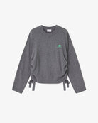 Szary, oversizowy sweter 2632 Charcoal Grey marki GANNI z okrągłym dekoltem i długimi rękawami. Posiada niewielkie logo marki na lewej piersi. Zakończony ściągaczami i wiązaniami u dołu. Wykonany z dzianiny z wełną.&nbsp;
