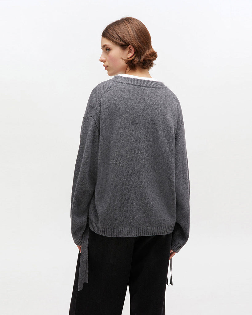 Szary, oversizowy sweter 2632 Charcoal Grey marki GANNI z okrągłym dekoltem i długimi rękawami. Posiada niewielkie logo marki na lewej piersi. Zakończony ściągaczami i wiązaniami u dołu. Wykonany z dzianiny z wełną.&nbsp;
