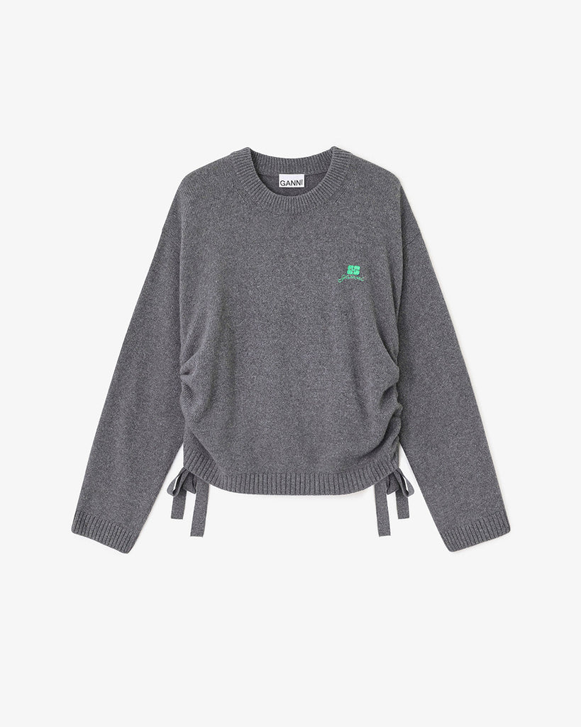 Szary, oversizowy sweter 2632 Charcoal Grey marki GANNI z okrągłym dekoltem i długimi rękawami. Posiada niewielkie logo marki na lewej piersi. Zakończony ściągaczami i wiązaniami u dołu. Wykonany z dzianiny z wełną.&nbsp;
