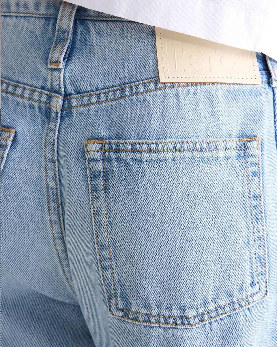 Luźne Jeansy 55/Pacy Blue Bleach marki BELLEROSE z niskim stanem, szerokimi nogawkami, odciętą talią i odsłoniętymi szwami bocznymi. Zapinane na zamek błyskawiczny. Posiadają 5 kieszeni. Wykonane z jasnoniebieskiego denimu o średniej grubości.&nbsp;

-Luźny krój

-Niski stan

-Wybierz standardowy rozmiar lub mniejszy, aby uzyskać lepsze dopasowanie, wyższy stan i krótszą długość
