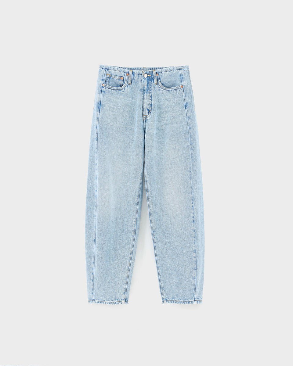 Luźne Jeansy 55/Pacy Blue Bleach marki BELLEROSE z niskim stanem, szerokimi nogawkami, odciętą talią i odsłoniętymi szwami bocznymi. Zapinane na zamek błyskawiczny. Posiadają 5 kieszeni. Wykonane z jasnoniebieskiego denimu o średniej grubości.&nbsp;

-Luźny krój

-Niski stan

-Wybierz standardowy rozmiar lub mniejszy, aby uzyskać lepsze dopasowanie, wyższy stan i krótszą długość