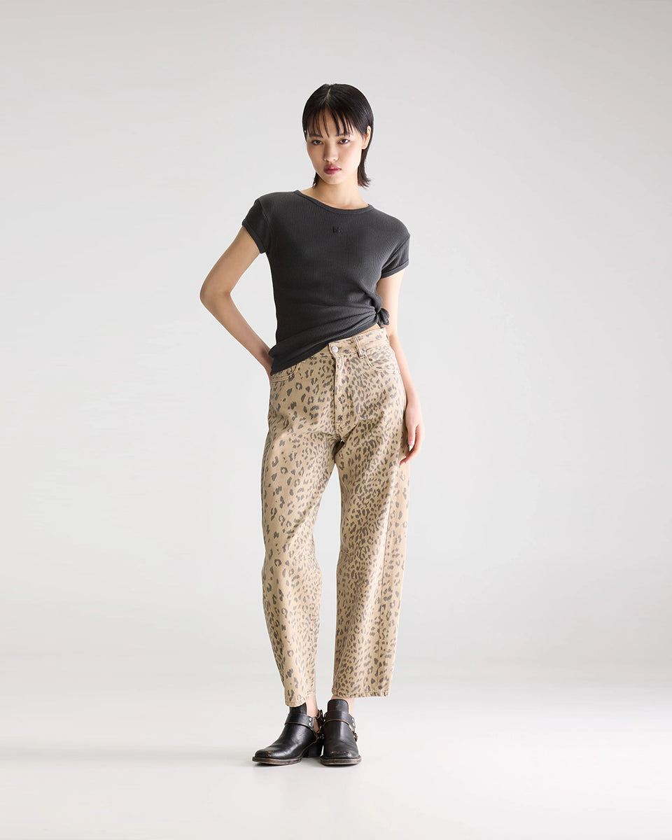 Jeansy w print panterkowy Kurtis Combo A marki Bellerose z wysokim stanem i bufiastymi nogawkami. Mają 5 kieszeni i zapięcie na zamek. Widoczny jest zamierzony efekt sprania oraz przetarcia na krawędziach. Krój jest delikatnie zwężany w biodrach, ale nie opinający ciała. Nogawki mają długość do kostek. Wykonane w 100% z bawełny. Nieelastyczne.

-Panterkowy print z efektem sprania i przetarciami

-Bufiaste, skrócone nogawki

-Rozmiarówka jest standardowa. Wybierz jeansy w rozmiarze, który zazwyczaj nosisz